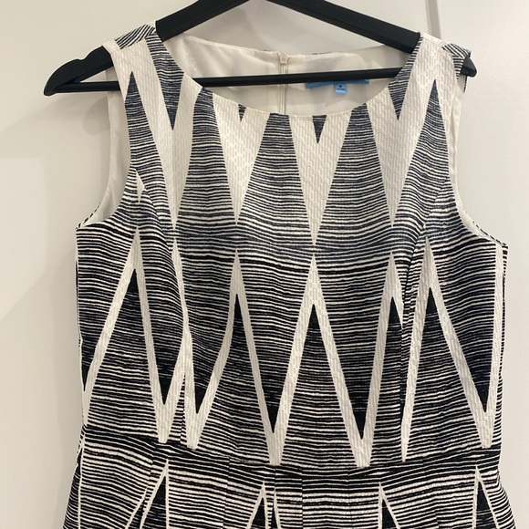 Gorgeous A-line pleated white and black knee length dress with coral hem accent - Picture 3 of 7